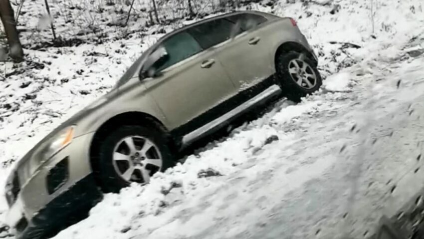Drumuri deschise, dar risc crescut: 4 accidente rutiere în Caraș-Severin pe fondul ninsorii