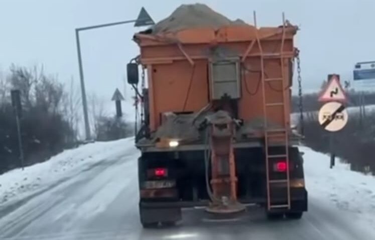 Polei și ploaie înghețată pe drumurile din vestul țării
