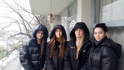 Nicăieri nu-i mai bine ca acasă! Handbalista cărășeană Nicol Almășan și-a adus colegele în vacanță pe Valea Cernei