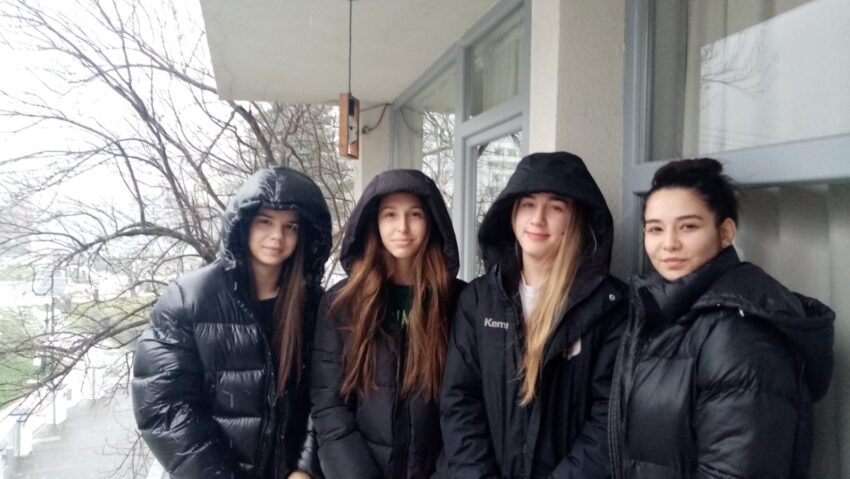 Nicăieri nu-i mai bine ca acasă! Handbalista cărășeană Nicol Almășan și-a adus colegele în vacanță pe Valea Cernei