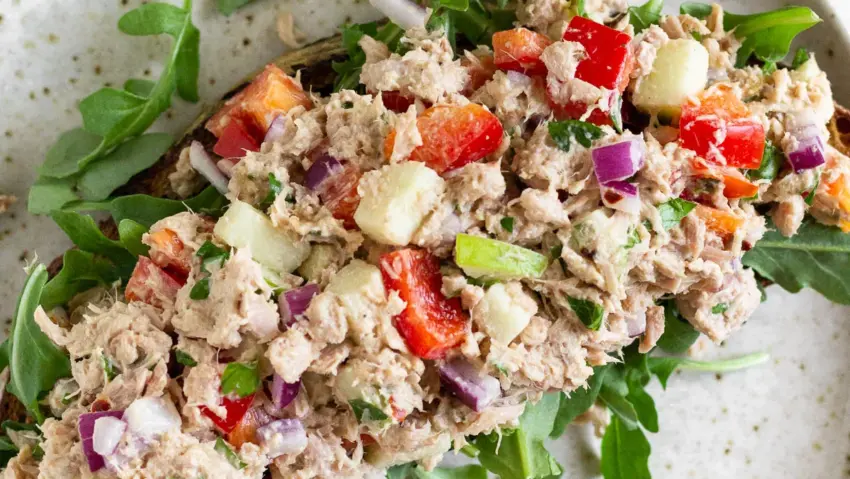 Salată de ton – rețetă sănătoasă și rapidă, ideală pentru un stil de viață echilibrat