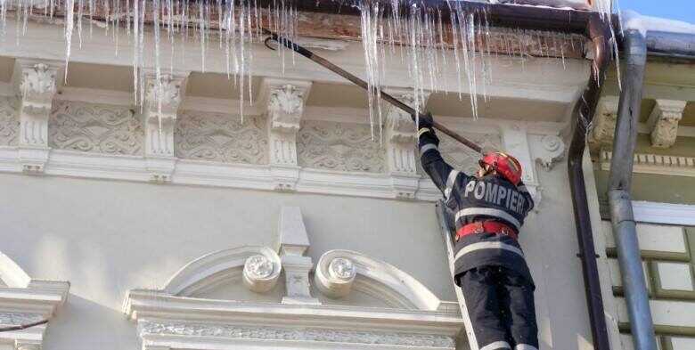 Ţurţurii de gheaţă, un pericol major în sezonul rece