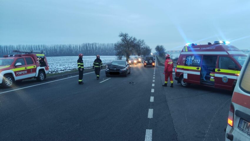 Accident rutier pe DN 69 în Sânandrei: Două tinere transportate la spital