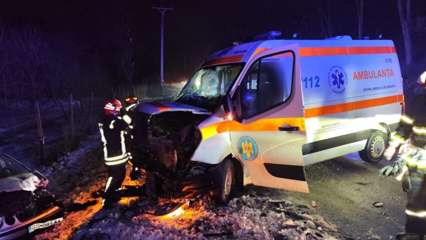 Caraș-Severin: Trei persoane transportate la spital după un accident între o ambulanță și o mașină