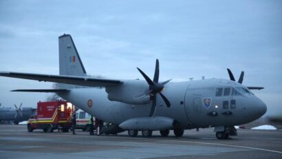 Aeronavă din România pregătită să decoleze spre Elveția, pentru a transporta la Paris răniți în incendiu