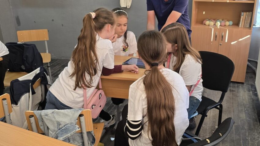 Atelier de robotică pentru elevii din Carașova – un nou proiect educațional dedicat tinerilor
