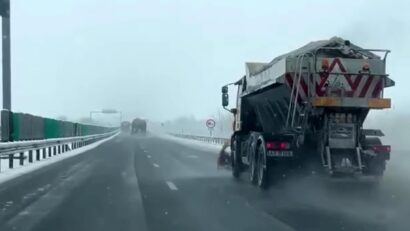 Ninsorile continuă în vestul țării. Peste 150 de utilaje acționează pe drumurile naționale și pe autostrăzi