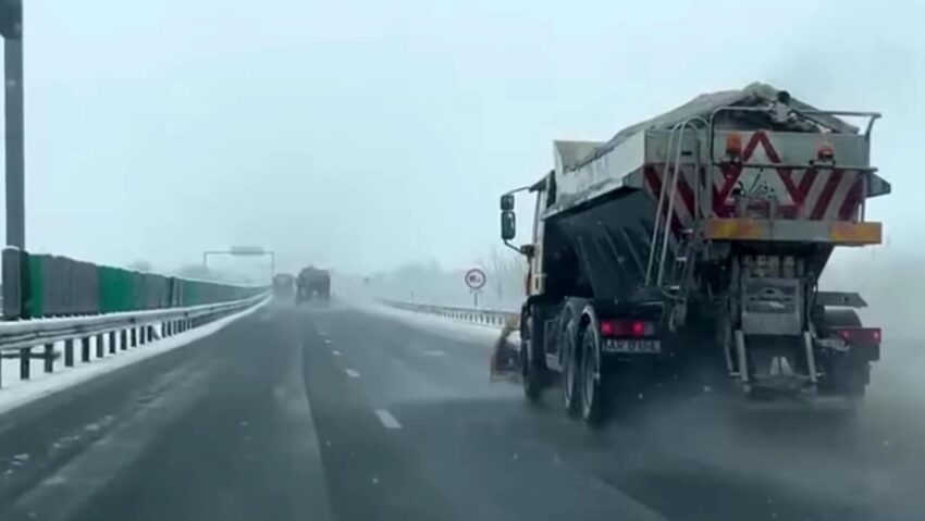 Ninsorile continuă în vestul țării. Peste 150 de utilaje acționează pe drumurile naționale și pe autostrăzi