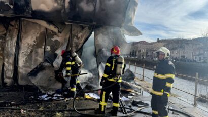 Incendiu de amploare în zona Penny din Reșița