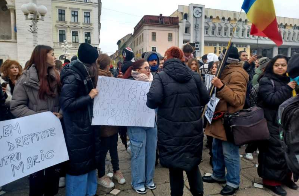 Elevi protestând în haine negre Elevi protestând în haine negre