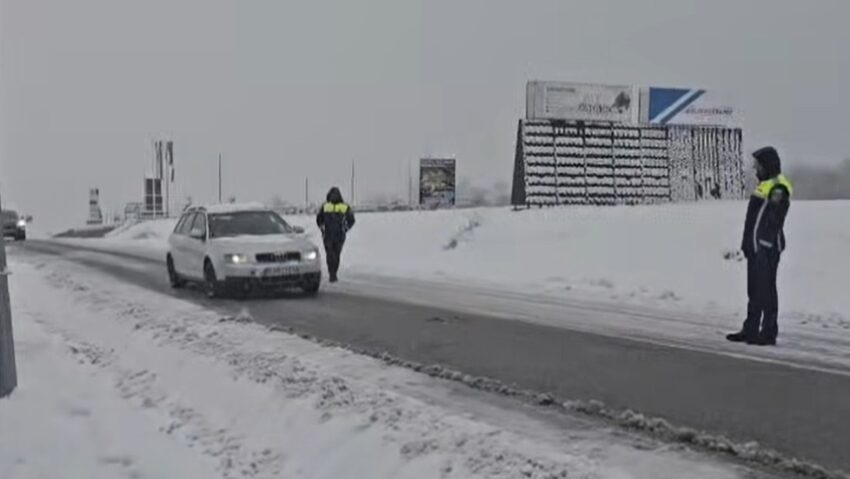 Gorj: Filtru de poliție pe DN 67C Novaci – Rânca, din cauza ninsorii abundente. Acces permis doar autoturismelor 4×4 sau cu lanțuri