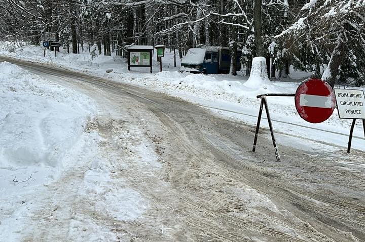 Accesul rutier spre Semenic, închis din cauza ninsorilor abundente și a viscolului puternic