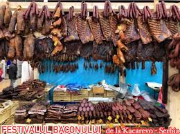 Festivalul Baconului de la Kačarevo 2026: „Slaninijada”, cel mai gustos eveniment din Banatul istoric