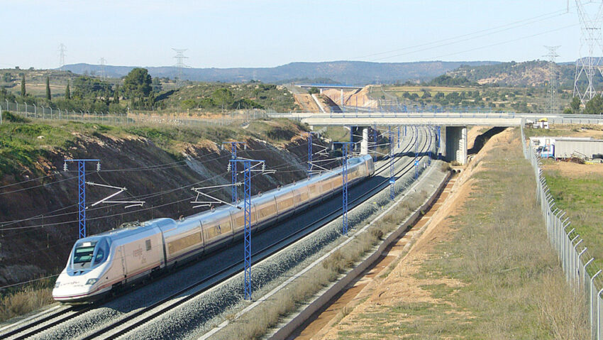 Spania: Mai mulți răniți după ce un tren s-a izbit de o macara de construcții