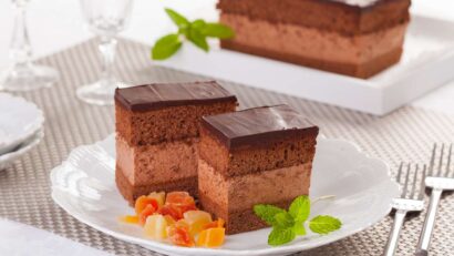 Tort Rigo Jancsi – desert clasic din bucătăria maghiară, cu ciocolată și cremă fină