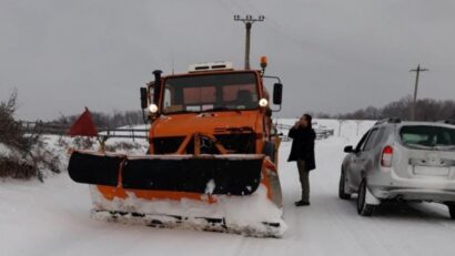 Ninsorile abundente și viscolul afectează circulația în Banat. Drumuri județene și naționale sub avertizări meteo. Autoritățile recomandă prudență maximă