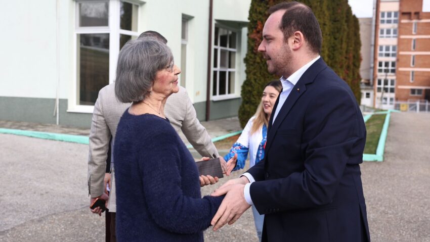 Ministrul Sănătății în vizită la Centrul Medical „Cristian Șerban” din Buziaş. Spitalul cu profil unic pentru tinerii cu diabet, consolidat prin fonduri guvernamentale