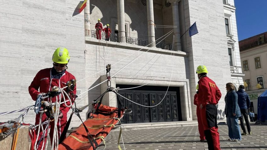 Demonstrații spectaculoase de salvare și prim-ajutor în centrul orașului Timişoara, de Ziua Protecției Civile