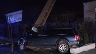 Accident rutier grav la Periam: două persoane rănite după ce un autoturism a lovit un stâlp