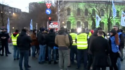 Protest în fața Guvernului: polițiștii și militarii contestă majorarea vârstei de pensionare