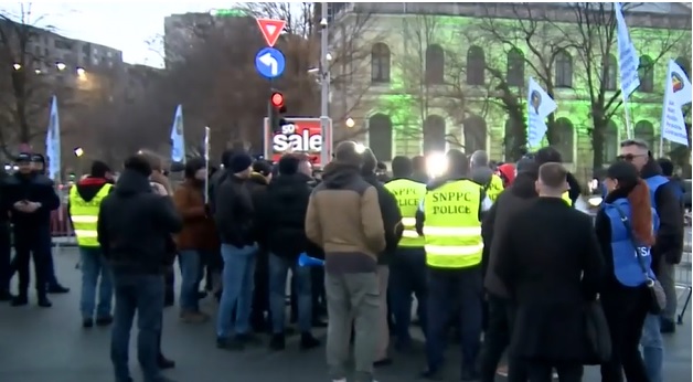 Protest în fața Guvernului: polițiștii și militarii contestă majorarea vârstei de pensionare
