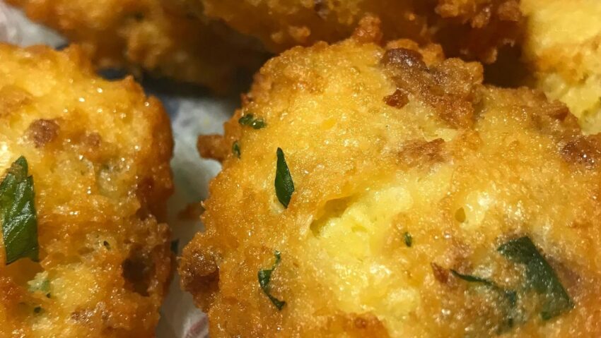 Polpette di pane – rețeta mediteraneană din Puglia. Chiftele crocante din pâine, gata în 30 de minute