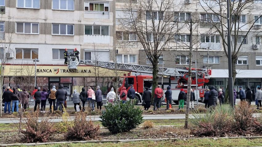 Bărbat de 35 de ani găsit decedat pe terasa unui bloc din Reşiţa