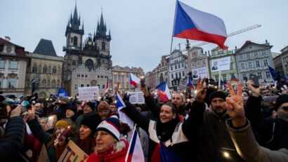 Cehia: Proteste de amploare la Praga pentru susținerea președintelui Petr Pavel. Zeci de mii de oameni în stradă