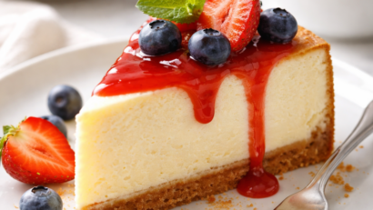 Povestea fascinantă a cheesecake-ului: de la desertul olimpic al Antichității la simbolul cofetăriei moderne.