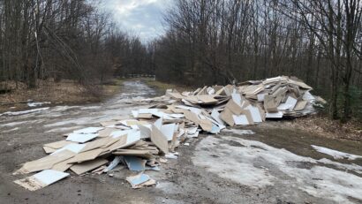Deșeuri din construcții abandonate ilegal în Parcul Național Cheile Nerei–Beușnița. Autoritățile au demarat cercetările