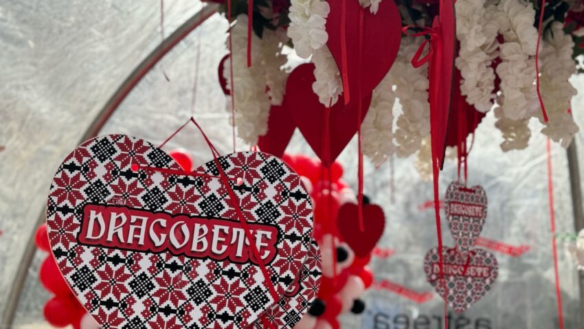 „Căsătorii de o zi” de Dragobete 2026, în centrul Aradului. Iubirea se celebrează simbolic în fața Palatului Administrativ