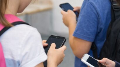 Telefoanele mobile ar putea fi interzise complet în școli, inclusiv în pauze