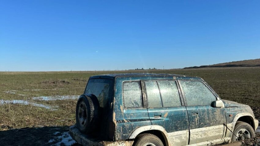 Autoturism furat în Caraș-Severin: doi tineri reținuți de poliție