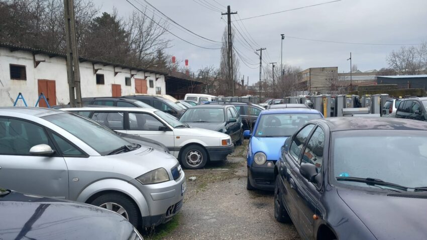 Peste 100 de maşini abandonate, în depozitul Recons Arad. Primarul face apel public către proprietari