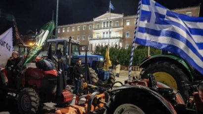 Protest masiv în Atena: mii de agricultori au venit cu tractoarele în fața Parlamentului Greciei