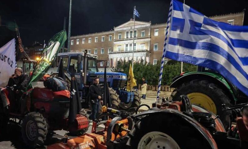 Protest masiv în Atena: mii de agricultori au venit cu tractoarele în fața Parlamentului Greciei