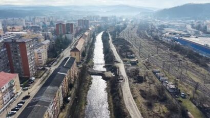 Lucrările la promenada și pasarelele de pe râul Bârzava avansează