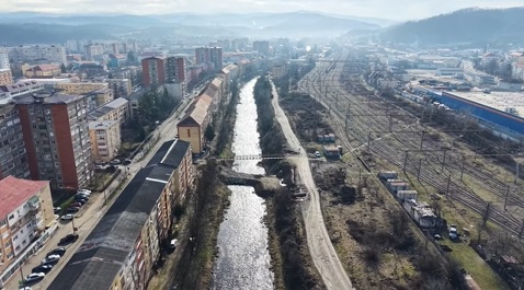 Lucrările la promenada și pasarelele de pe râul Bârzava avansează