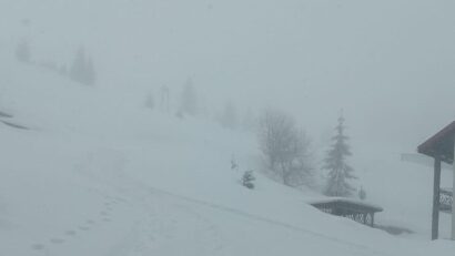 Ninsori abundente în stațiunile montane din Banat: drumurile rămân deschise, pârtiile sunt închise