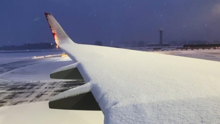 Zboruri reduse pe aeroporturile din Paris din cauza ninsorii