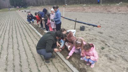 În Caraș-Severin, Luna Plantării Arborilor a început în Pepiniera Bratonea: elevii şi personalul silvic, implicaţi în campania de primăvară