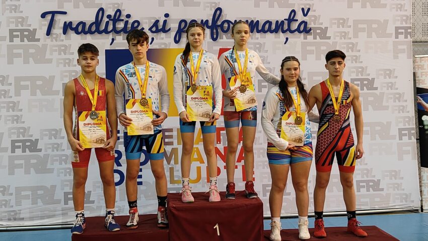 Naționalele de lupte U15, o reușită! Gazdele din Reșița au urcat de șapte ori pe podiumul de premiere