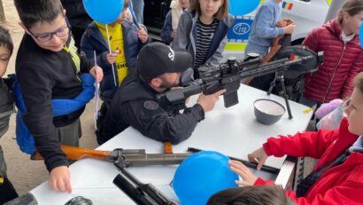 Agitație mare în curtea Inspectoratului Județean de Poliție din Reșița!