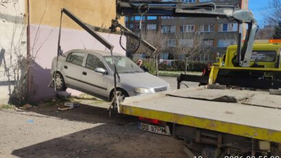 Primăria Reşiţa ridică maşinile abandonate de pe domeniul public