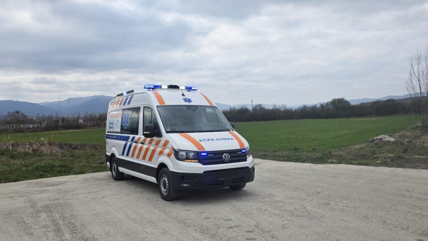 Centrul Medical Bozovici a fost dotat cu o nouă ambulanță performantă