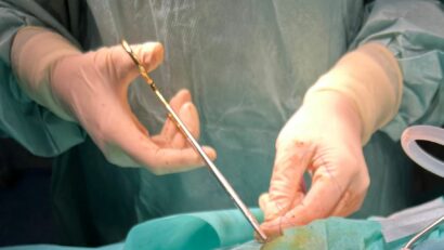 Intervenție salvatoare la Spitalul Judeţean Arad pentru o tânără mamă de 29 de ani: operație complexă pe creier