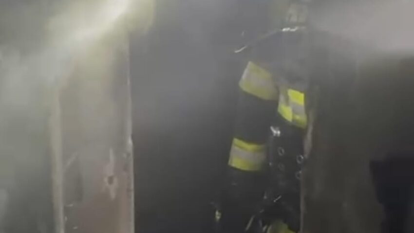 Incendiu puternic într-un apartament din Caransebeș: 11 persoane evacuate, două au primit îngrijiri medicale
