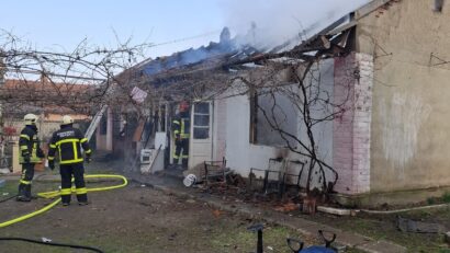 19 intervenții ale pompierilor din Caraș-Severin în ultimele 24 de ore. Incendiu puternic la o anexă din Bocșa