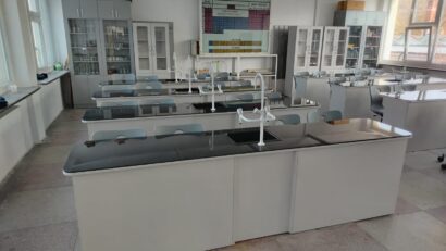 Laboratoarele de științe din școlile din Reșița, dotate cu mobilier nou prin PNRR