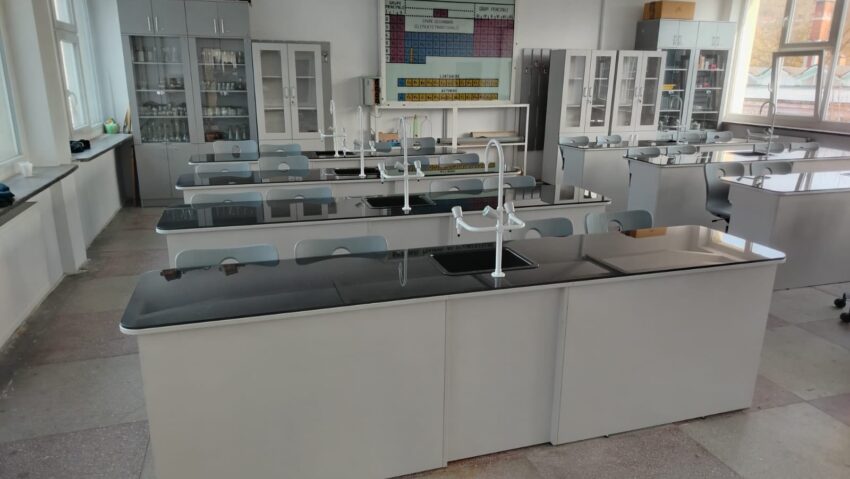Laboratoarele de științe din școlile din Reșița, dotate cu mobilier nou prin PNRR